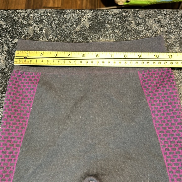 Lululemon About That Base Purple Geometric Ribbed Seamless
Leggings Sz 6 25” - Picture 9 of 10